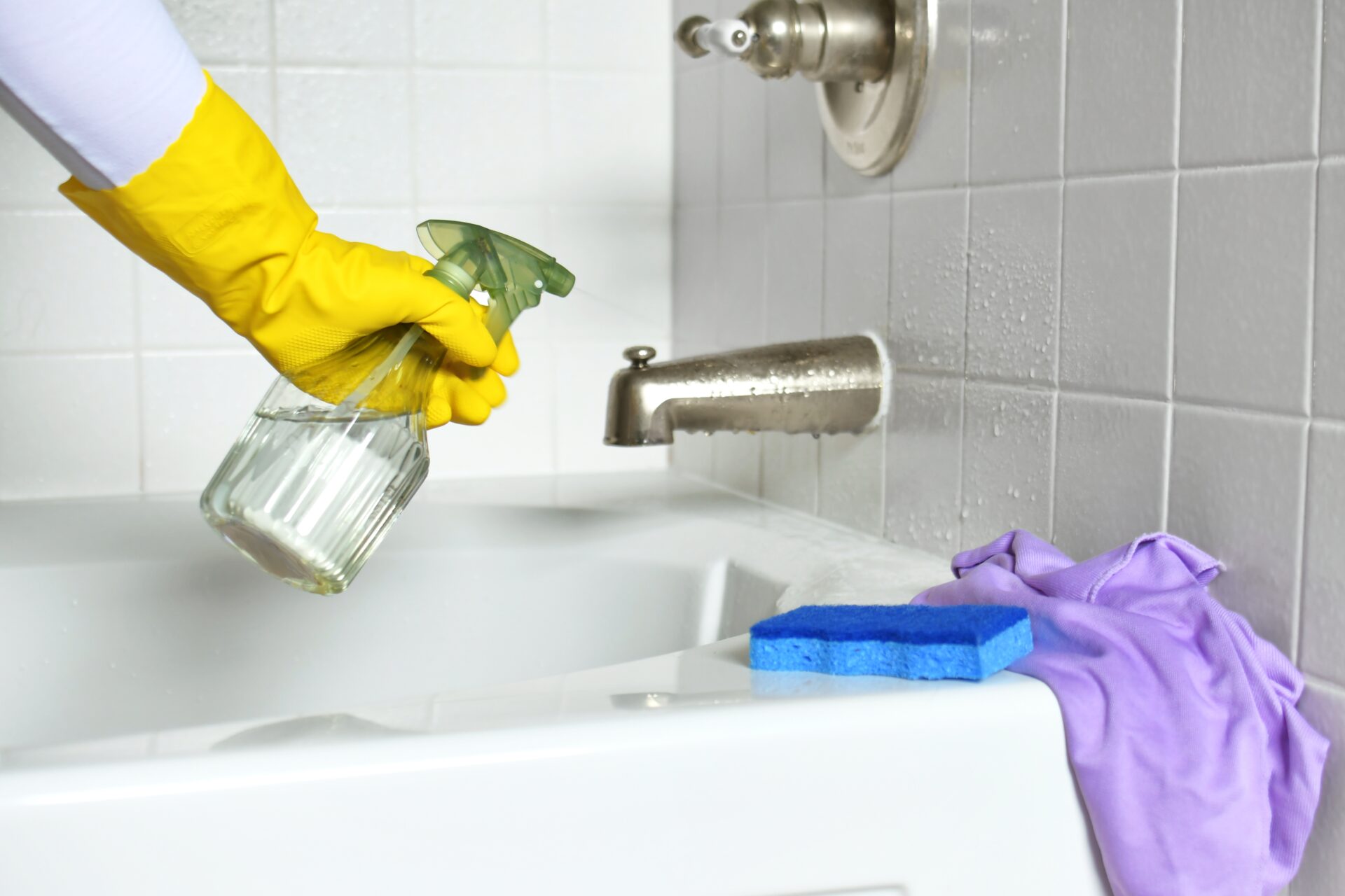 gloved-hand-cleaning-tub-with-spray