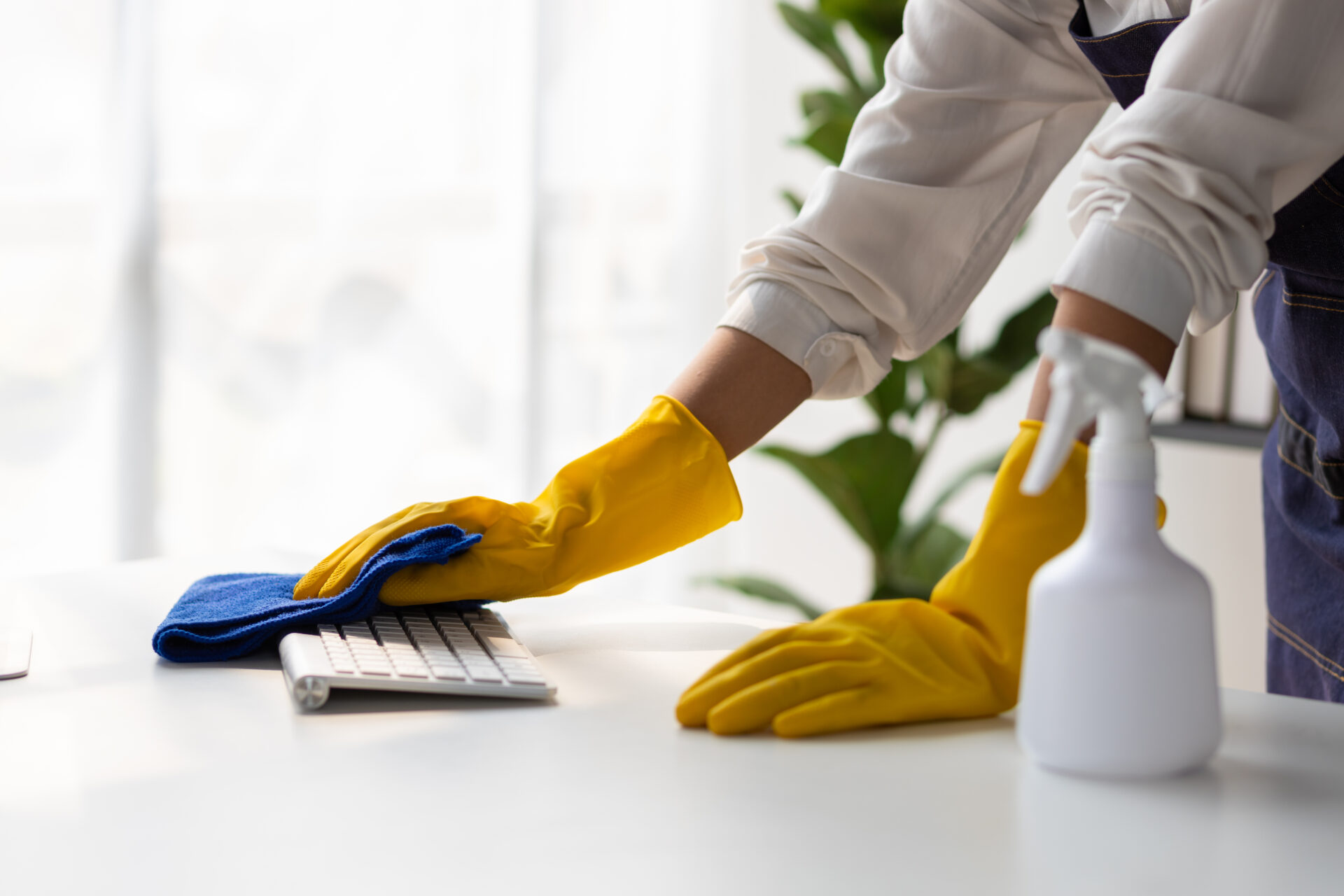 office-cleaning-with-yellow-gloves